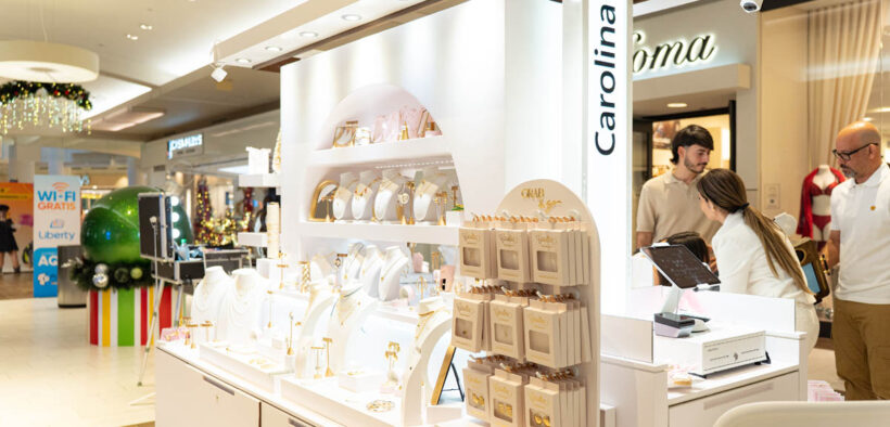 Carolina Jewelry’s new cart-style Styling Booth is on the first level of Plaza Las Américas between Macy’s and Casa Febus.