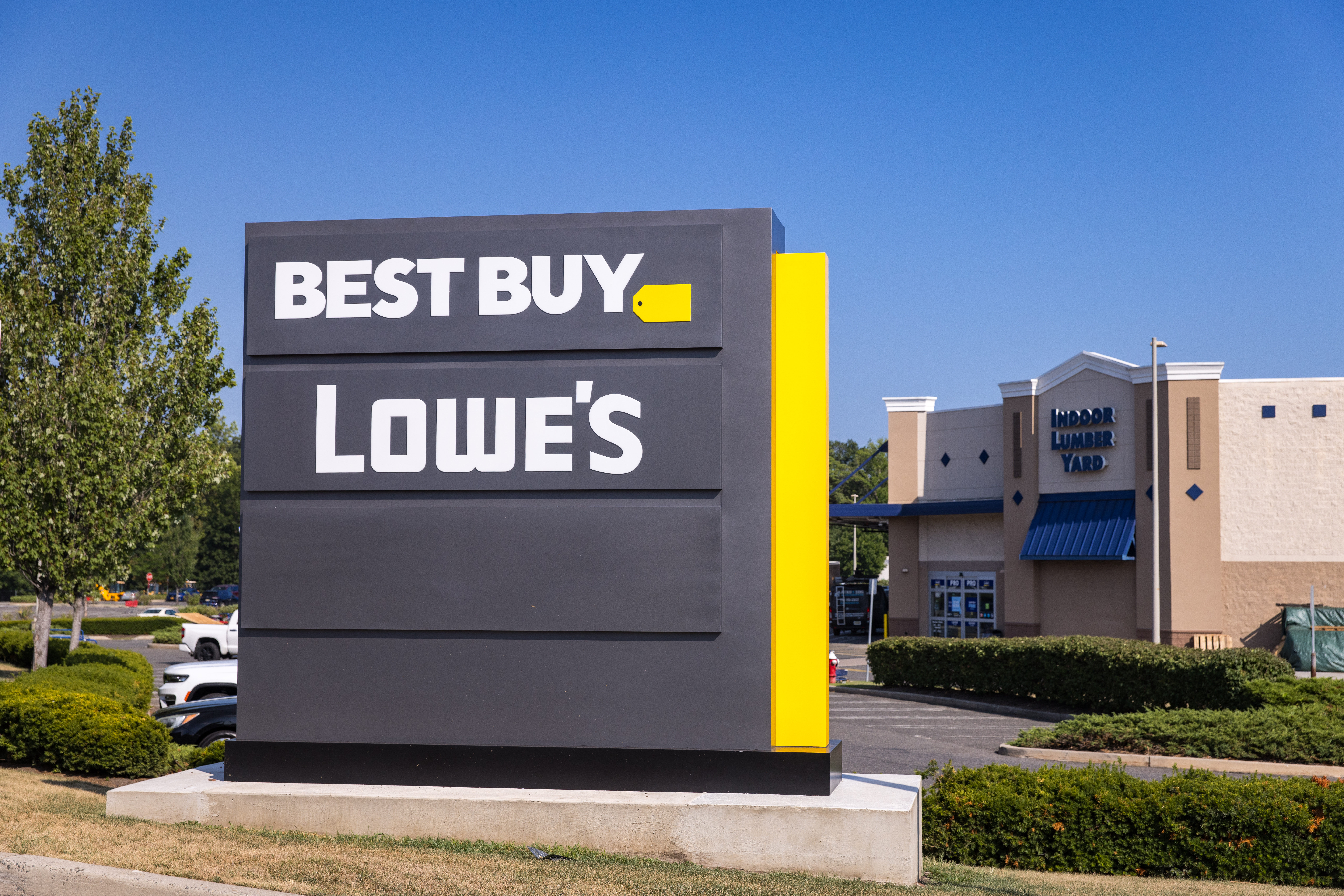 Sign at Bergen Town Center with Lowe's and Best Buy logos
