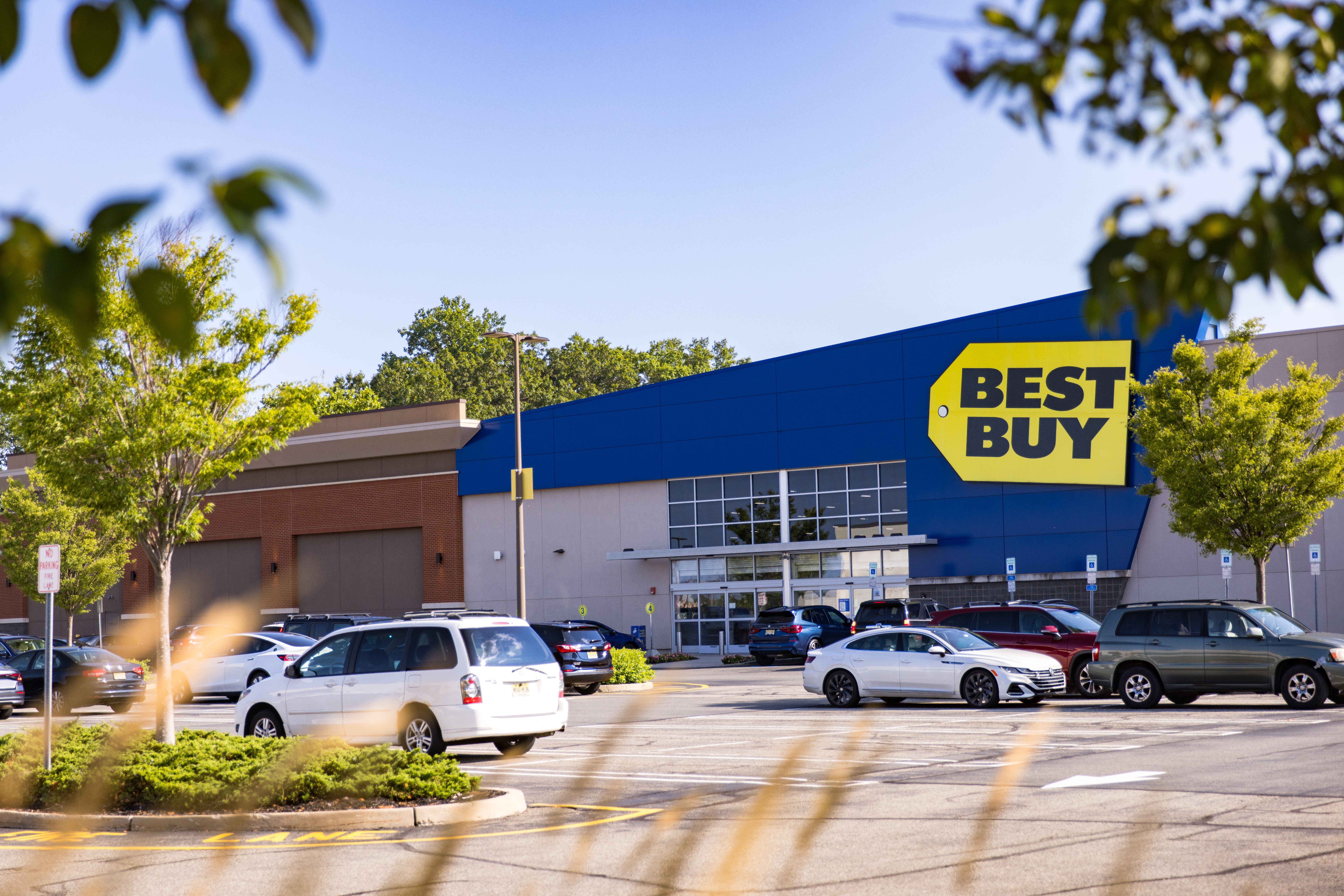 View of the best buy storefront 