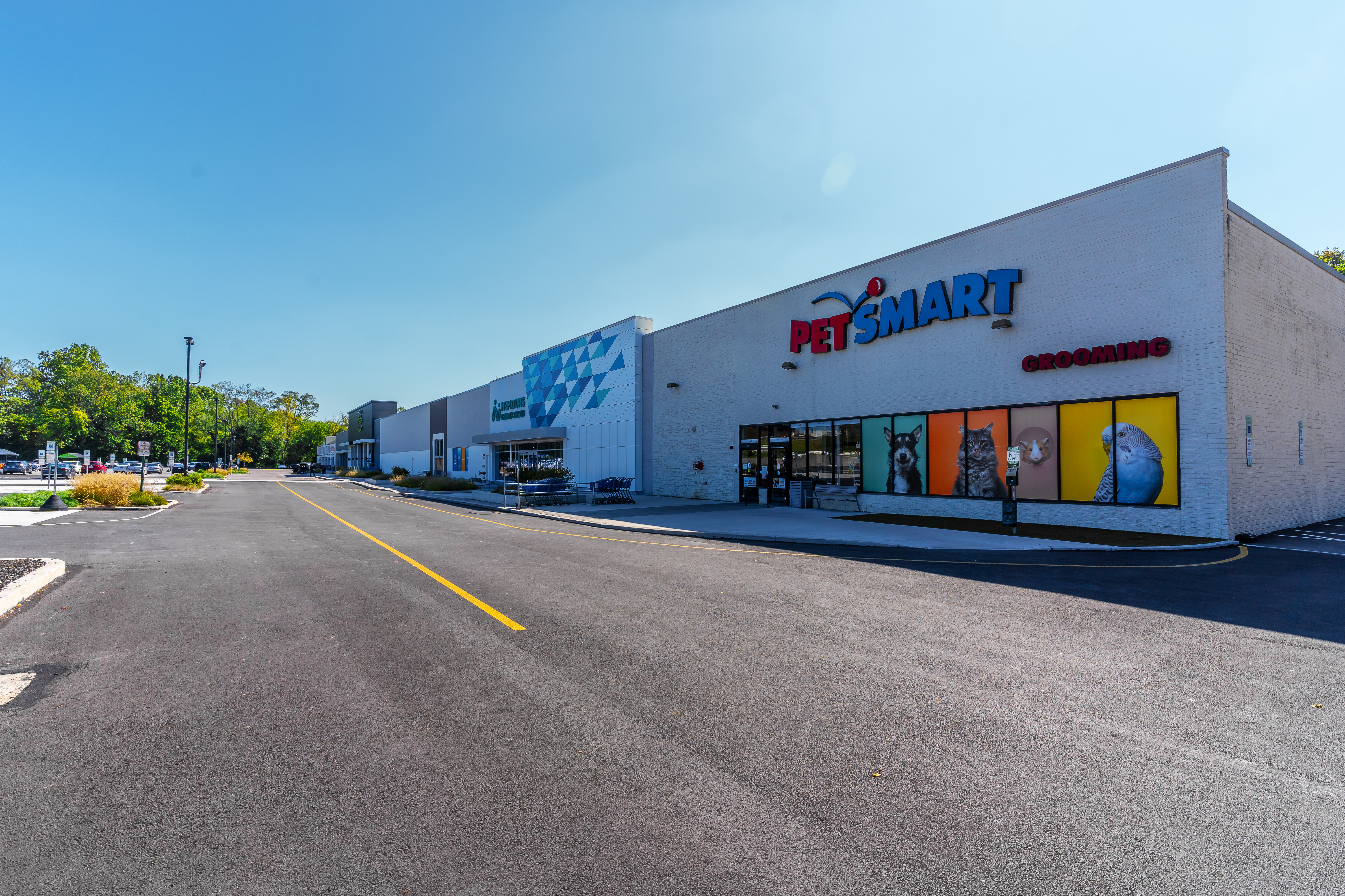 Image of PetSmart's facade