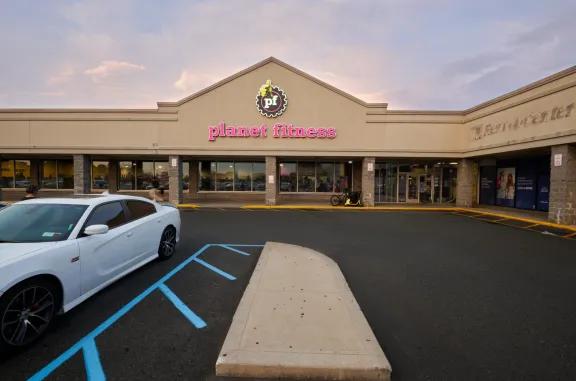 planet fitness at forest commons